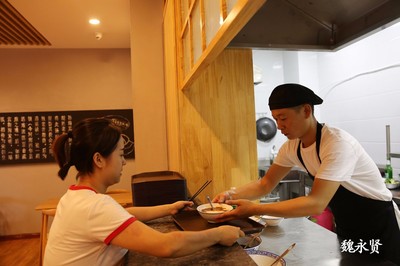 90后小夫妻高新區(qū)開中式快餐店，服務白領生意紅火